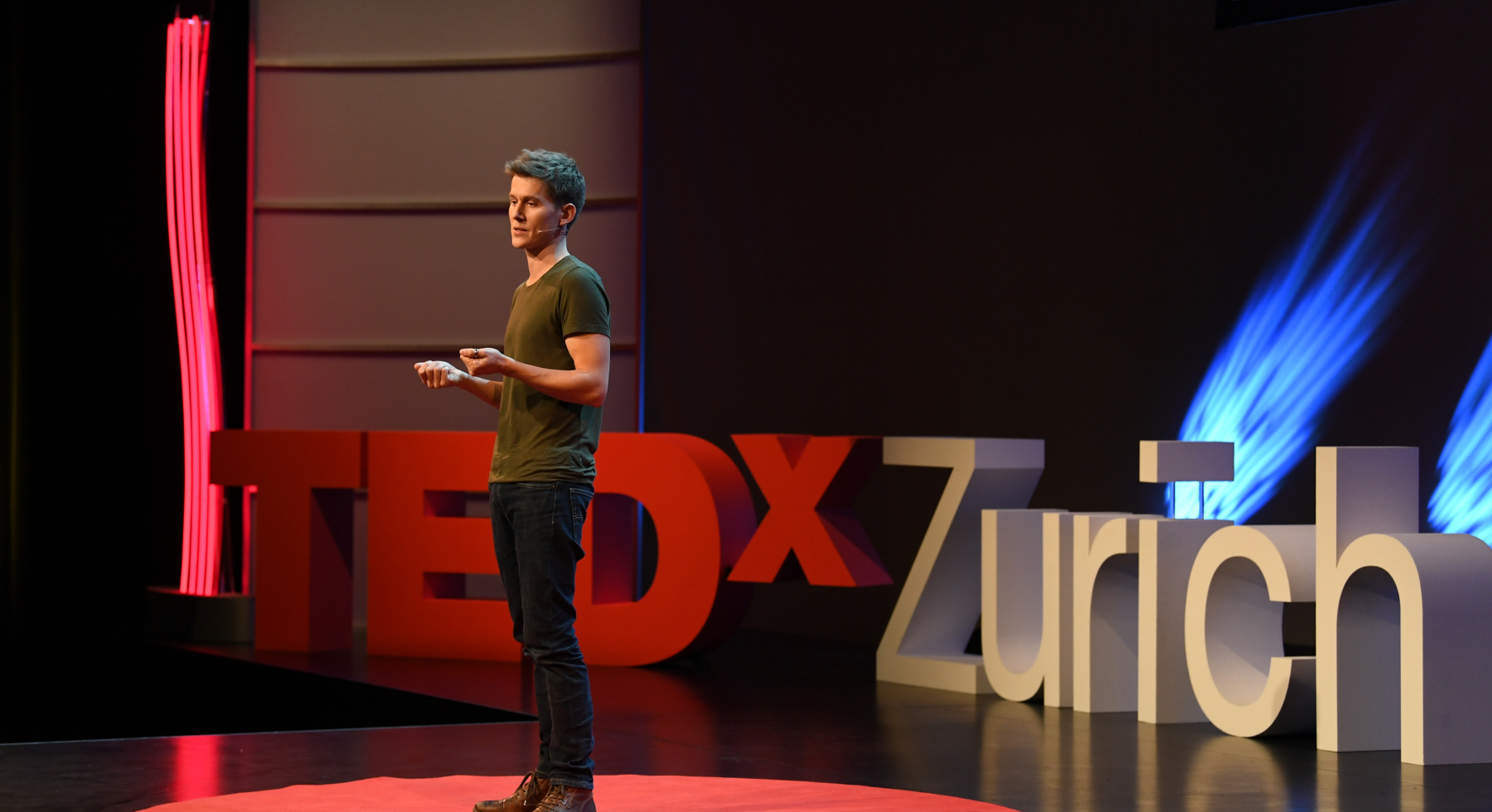Christian Hirsig (Powercoders.org) auf der Bühne von TEDx Zürich